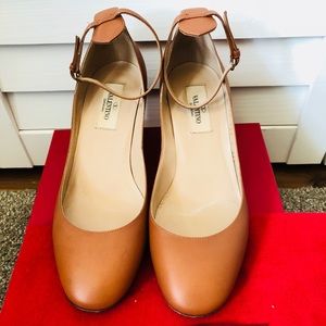 💯 Authentic Valentino tango leather pumps